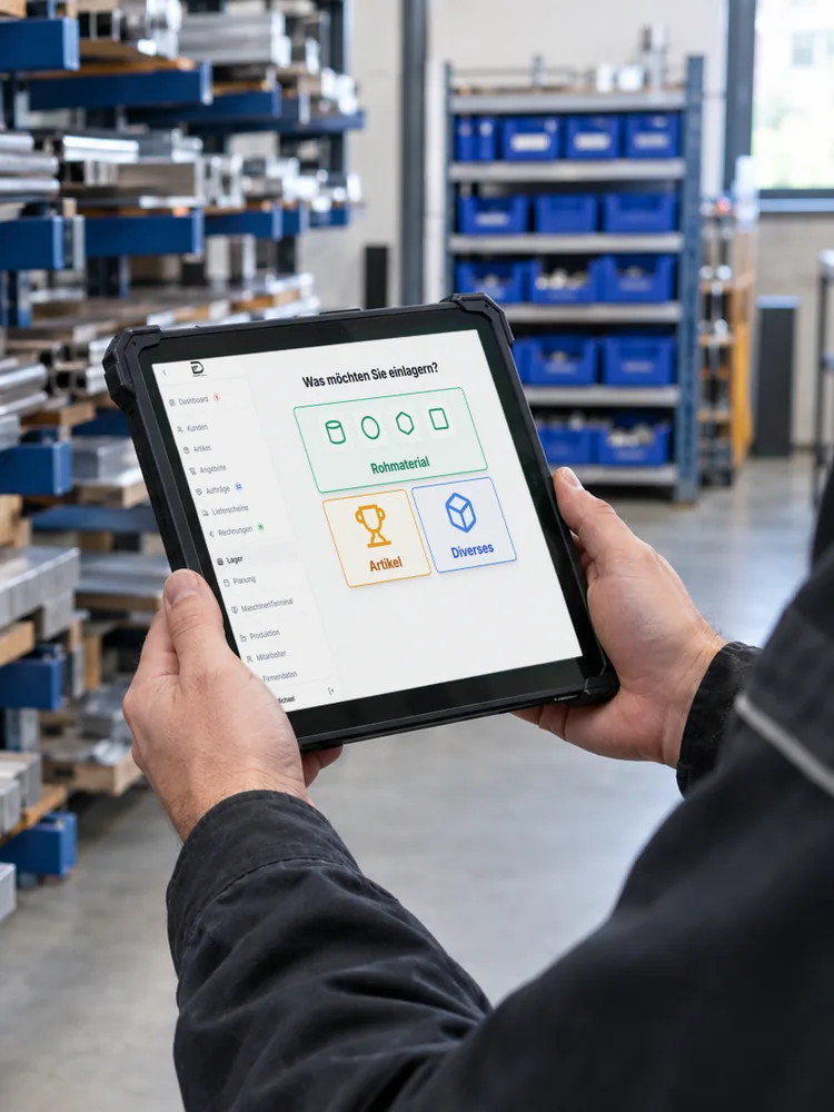 KI-generiertes Foto: Mitarbeiter im Materiallager mit Tablet. Auf dem Bildschirm ist die Ansicht Einlagern aus DIGIFULL zu sehen, ein echter Screenshot.
